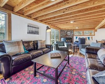 The Douglas Boathouse! Amazing location/ Sleeps 20 in comfort/ all ages friendly - Douglas - Living room
