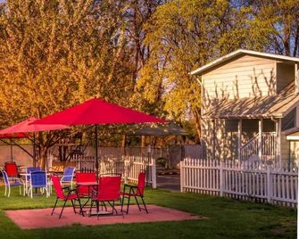 Maple Leaf Motel - Shady Cove - Patio