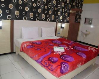Ria Hotel Jember - Jember - Bedroom