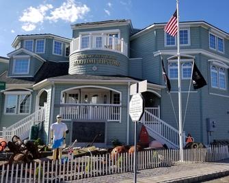 Beach Haven LBI: Ocean Front Condo, Inground Pool, steps to the Atlantic Ocean - Beach Haven - Budova