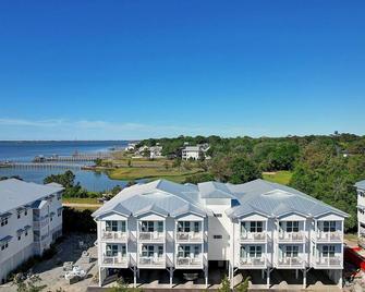 1br/1ba Hotel Room - Pool, Elevator, Sleeps 4 - Southport - Building