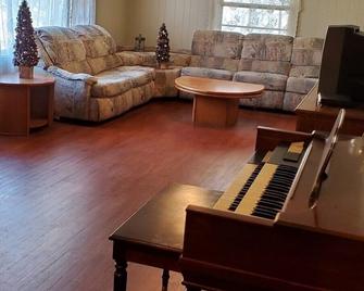 House with a full kitchen big backyard with trees - Malvern - Living room