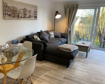 St Neots Marina | 2-Bed Penthouse Apartment - St. Neots - Living room