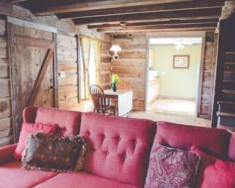 Audrey's Abode - Restored log cabin, country setting, minutes from Jacksonville - Jacksonville - Wohnzimmer
