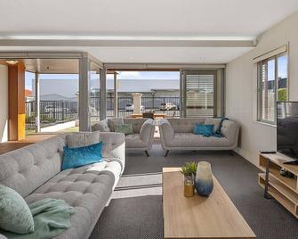 Roberts Retreat - Taupo Holiday Home - Taupo - Living room