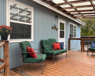Cozy farm cottage in horse and wine country and pet friendly! - Junction City - Patio