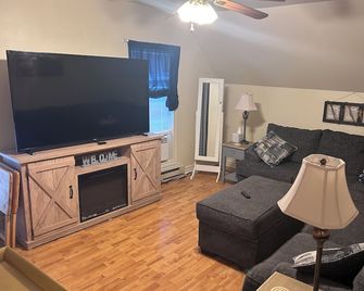 Cozy 1-bedroom apartment in fantastic Massena with AC - Massena - Wohnzimmer