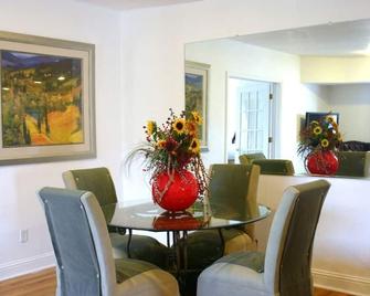 Elegant Executive Loft in Historical Downtown Littleton - Littleton - Dining room