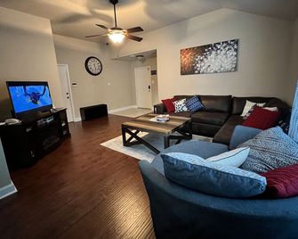 NE Houston, Whole House, 3 bed 2 bath, 15 min from IAH Airport - Humble - Living room