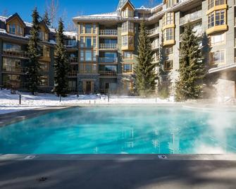 Second-floor skier's dream with hot tubs, pool, saunas & gym - walk to lifts - Whistler - Pool