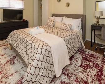 King Bed - Quiet West Penn - Parking - Pets Considered - Pittsburgh - Habitación