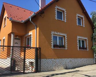 Discover Balaton - Sumeg in a new-build house - Sümeg - Building