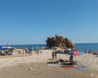 Arte Mare e Cultura - Pettineo - Playa