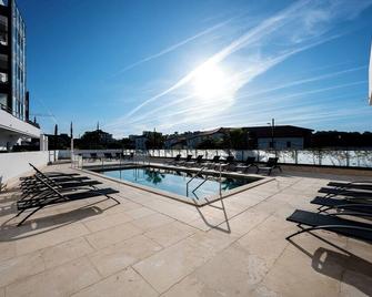 Nemea Appart Hotel Les Hauts de Milady Biarritz - Biarritz - Piscina