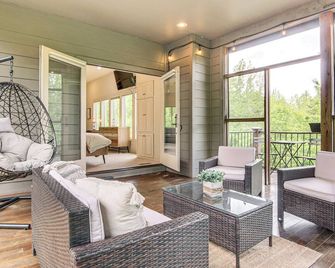 Hot Tub and Trail Access Treehouse in Landrum! - Landrum - Living room