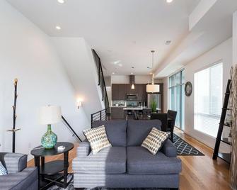 Spacious 3-Bedroom Townhome - Rooftop Hot Tub with Mountain Views and Garage - Denver - Living room