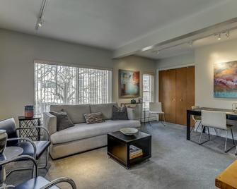 CD2 Central artist's loft - Ann Arbor - Living room