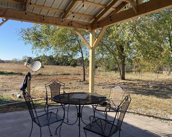 Brand new tiny cabin located on farm. Near rivers, trailsheads & national forest - West Plains - Binnenhof