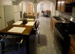 Glorious Suite near Downtown with washer/dryer - Gloucester - Dining room