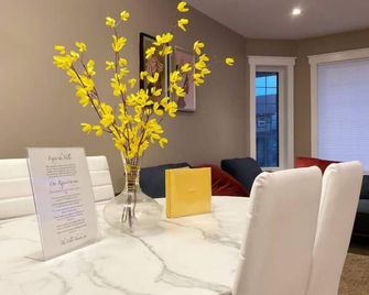 Nairavilla: Upscale Accommodation for Gr - רגינה - חדר אוכל