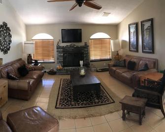 California Oasis Desert Oasis - Complete Cottage - California City - Living room