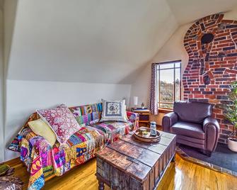 A combo of the 2nd and 3rd floors of SkyDeck House, dog / pet friendly! - McKinleyville - Sala de estar