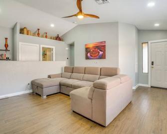 4 Mi to State Farm Stadium Avondale Home with Patio - Avondale - Living room