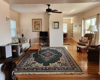 Labyrinth Retreat in Truth or Consequences Cozy and Comfortable Home for 4!! - Truth or Consequences - Huiskamer