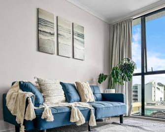 Cozy 2-Bedroom Retreat Steps from Sky Tower - Auckland - Living room