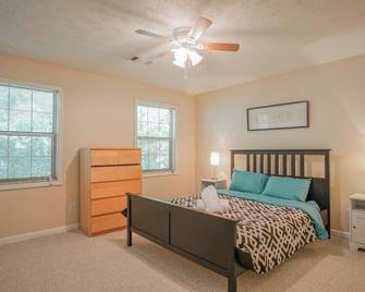 2 BR Townhouse - 10 Mins to Horse Park - Conyers - Bedroom