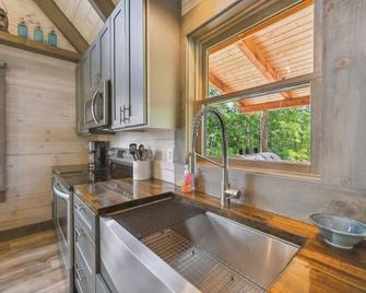 Modern Willis Cabin Retreat 24-Acre Working Farm! - Willis - Cocina