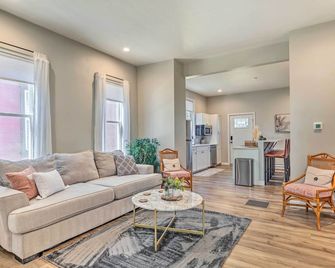 Quaint + Cozy Indianapolis Getaway w/ Yard! - Indianapolis - Wohnzimmer