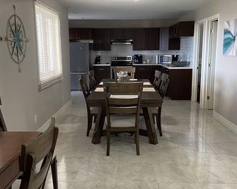 Izzy's Lookout Lake House - Spacious 2 bedroom house - Leamington