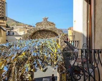 B&B Joan's Heritage - טאורמינה - מרפסת