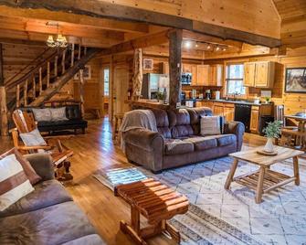 7br/3ba Cabin, Hot Tub, Game Room - Logan - Obývací pokoj