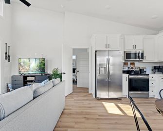 War Eagle Creek Retreat- Cabin on the Creek- Private but close to everything - Huntsville - Kitchen