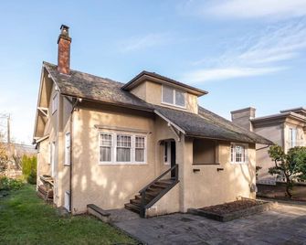 The Cozy Character Home in West Point Grey - Vancouver - Bina