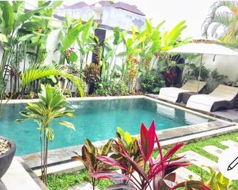 4 Bed Rooms Villa 5 Minute Walk To The Beach - North Kuta - Uima-allas
