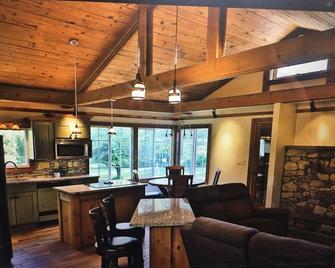 Beautiful Home on Pine Creek Backs up to Lyman Run State Park & the PA Wilds!!!! - Galeton - Living room