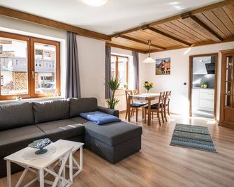 Neu! Sonnige Terrassen-Ferienwohnung in den Bergen - Bad Hindelang - Living room