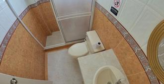 Hostal Queen Elizabeth - San Andrés - Bathroom