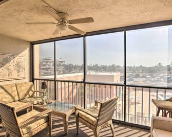 Burnt Store Marina Condo Boat, Swim, Golf! - Punta Gorda - Living room