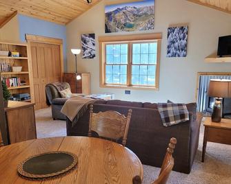Alpine Valley Loft-Perfect Little Getaway Close to the Ski trail! - Mazama - Restaurant