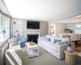 Norwalk Retreat - Norwalk - Living room