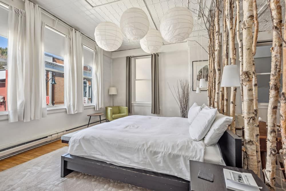 The Haus On Mirror Lake