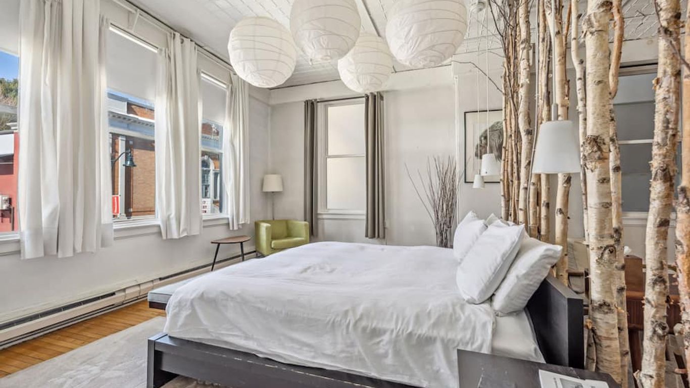 The Haus On Mirror Lake