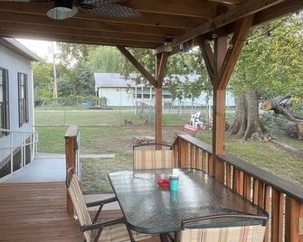 Lake life at its best! Work or family getaway. Nature and Water right out back! - Checotah - Patio
