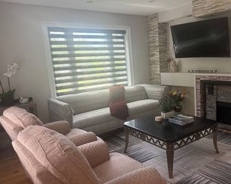 Last minute booking!Luxury apartmentWithporch close to Salisbury beach. Sleep 6. - Salisbury - Wohnzimmer