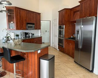 Riverton Retreat: Large Deck, Ample Parking, and Beautiful Mountain Views - Riverton - Cocina