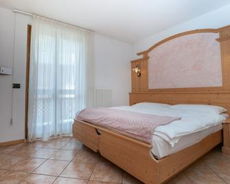 Centro Appartamenti Vacanze - Mezzana - Habitación